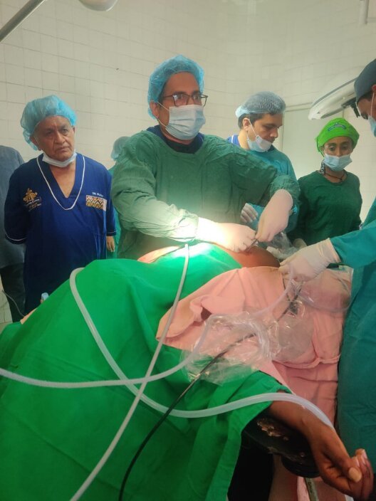 Dr. Vikram Lotwala performing bariatric weight-loss surgery in Surat