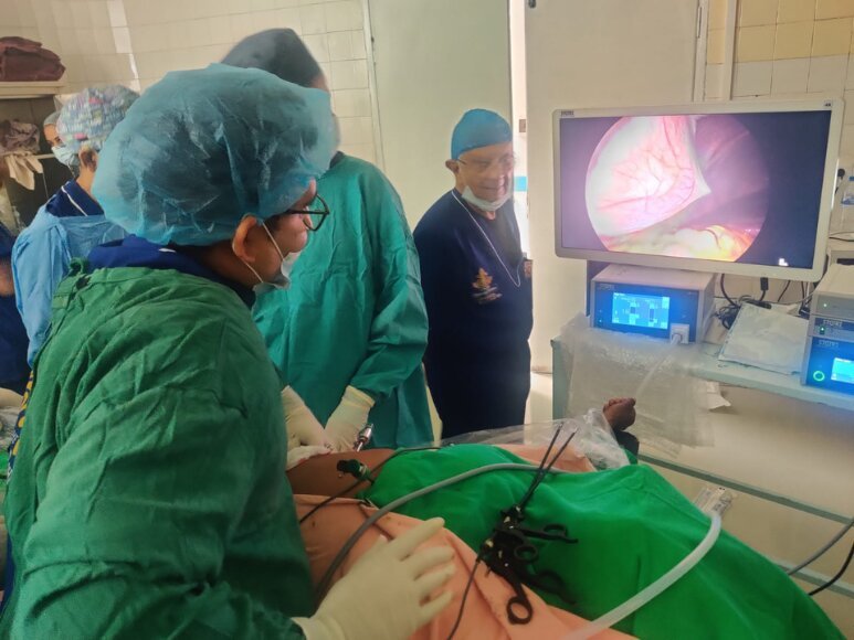 Dr. Vikram Lotwala performing laparoscopic keyhole surgery in Surat